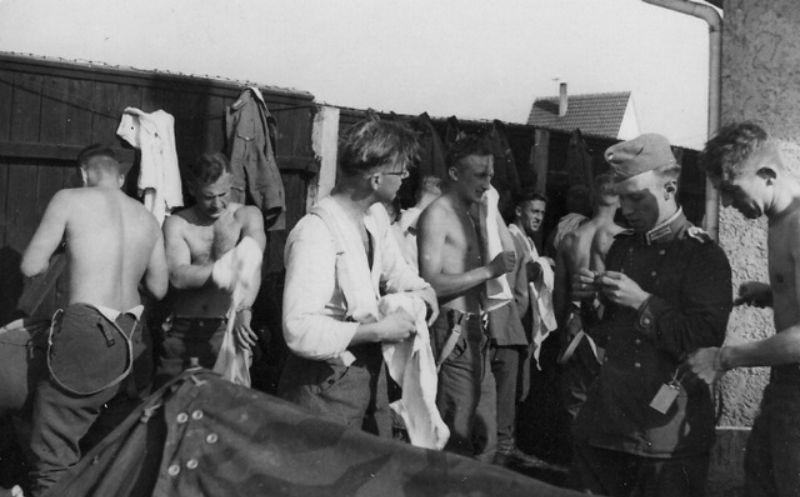 Vācu karavīru mazgāscaronanās Autors: Lestets Esi tīrs! Kā mazgājās 2. pasaules kara laikā