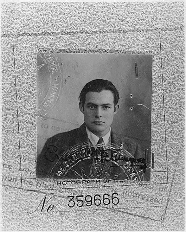 Ernesta Hemingveja pases bilde... Autors: Syder 30 vēsturiskas fotogrāfijas, kurās slaveni cilvēki atklāsies citā gaismā...