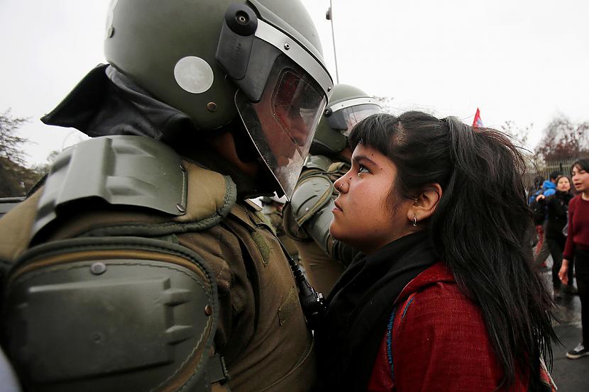 Protestētāja skatās acīs... Autors: WhatDoesTheFoxSay 2016. gada 35 spēcīgākie foto.