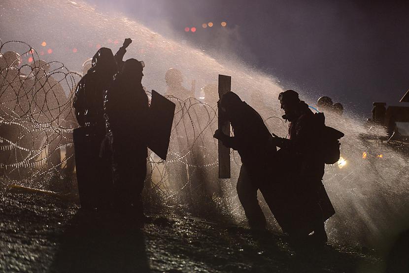 Policija izmanto ūdens... Autors: WhatDoesTheFoxSay 2016. gada 35 spēcīgākie foto.