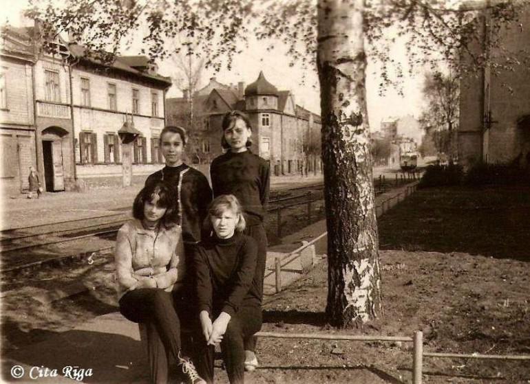 1966 gads skolnieces pēc... Autors: 100 A 1960to gadu Rīga vēl neredzētās fotogrāfijās. 40 fantastiski kadri