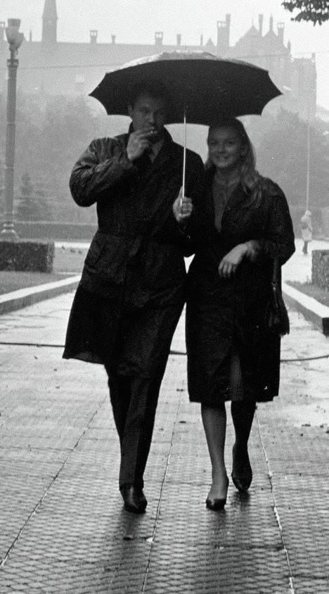 1966 gads pastaiga zem lietus Autors: 100 A 1960to gadu Rīga vēl neredzētās fotogrāfijās. 40 fantastiski kadri