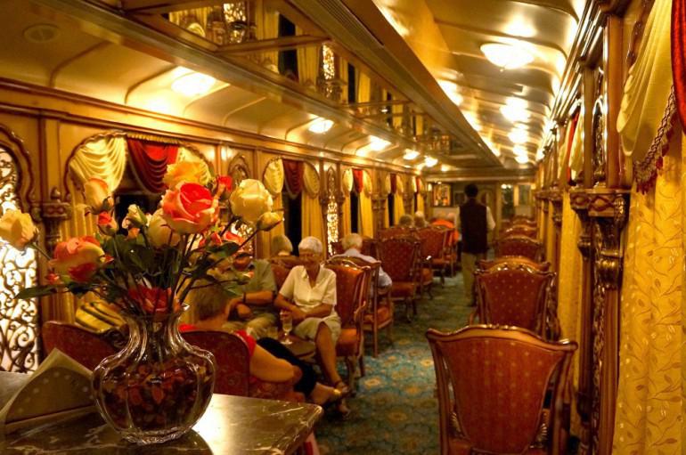 Ekspresis The Golden Chariot... Autors: 100 A Cilvēki mēnešiem ilgi gaida rindā un maksā milzu naudu,lai ceļotu ar šo vilcienu