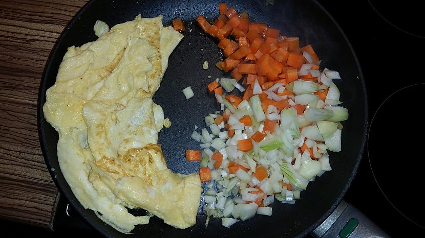 Pabīdam malā uzcepināto omleti... Autors: minckis Garneļu rīsi