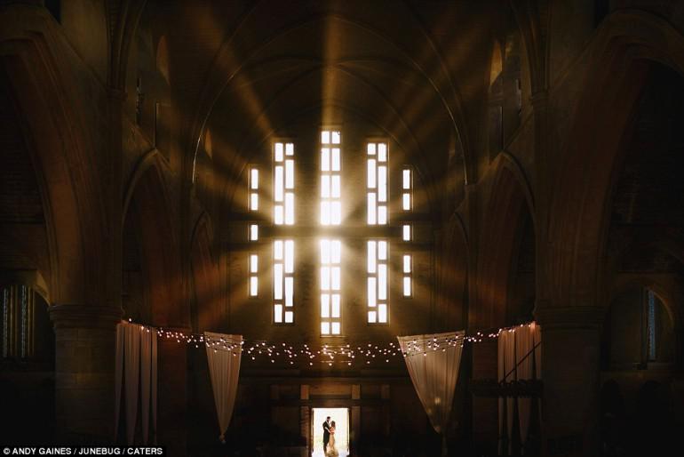 Gaismas pielijusi baznīca Autors: 100 A 28 labākās kāzu bildes no 2016. Fantastiski skati un kompozīcijas.