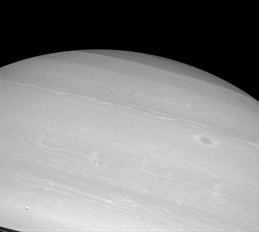 Saturns tuvplānā un mazītiņais... Autors: KALENS Saturns: jauns skatījums