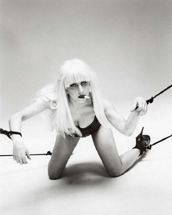  Autors: matilde Uz robežas starp BDSM un erotiku: Lēdijas Gagas jaunā provokatīvā fotosesija