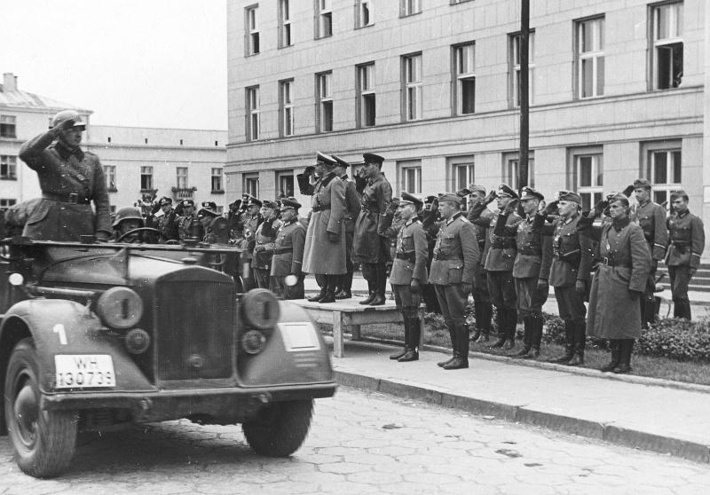 Parādi iesāka vācu armijas... Autors: GargantijA Vērmahta un Sarkanās armijas kopējā parāde Brestā