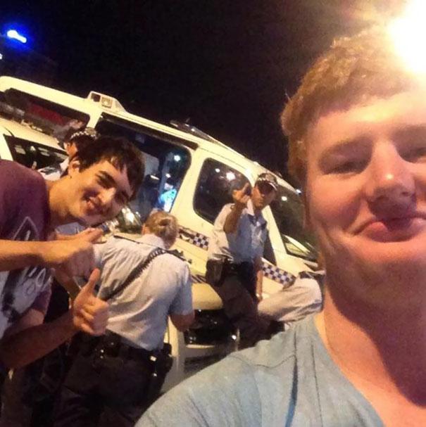 Policistam vienreiz pietiek Autors: Ciema Sensejs 15 selfiji, kas izgāzās: VIENMĒR paskaties, kas tev ir fonā!