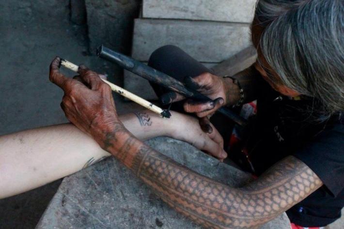TetovējumiFilipīnās tetovētas... Autors: Ciema Sensejs Mežonīgās ciltis, kas sevi izkropļo līdz nepazīšanai