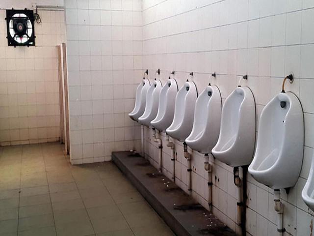 Publiskās tualetesČurāt blakus... Autors: RangerOrbits 10 lietas, ar ko saskaras čaļi