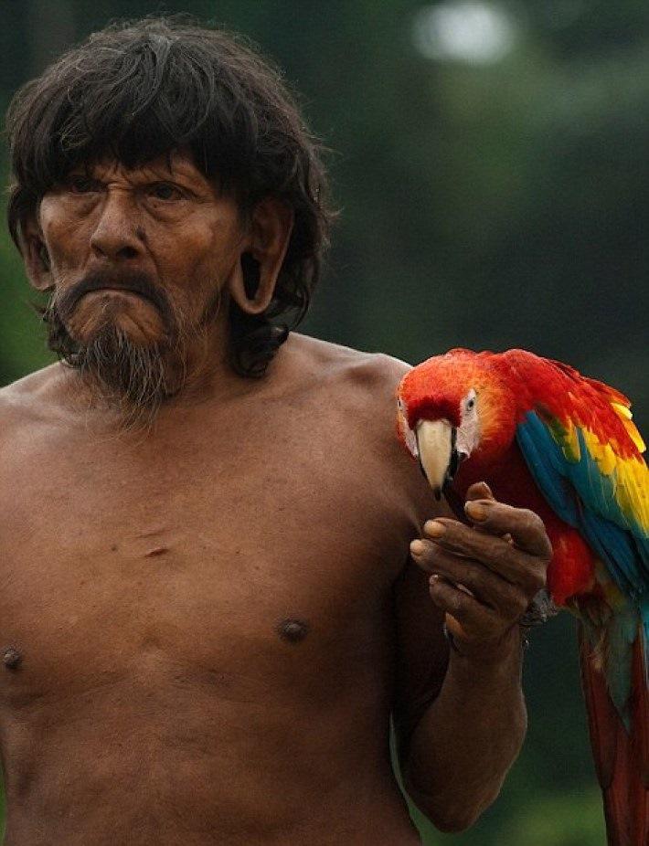 Tāpat viņi medī arī meža cūkas... Autors: bebuljons Fotogrāfs 12 dienas pavadīja kopā ar kādas Amazones cilts mežoņiem.