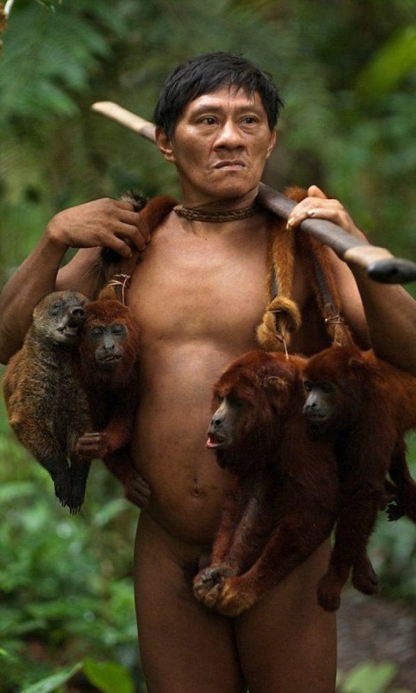 Scaronīs cilts pārstāvjiem... Autors: bebuljons Fotogrāfs 12 dienas pavadīja kopā ar kādas Amazones cilts mežoņiem.