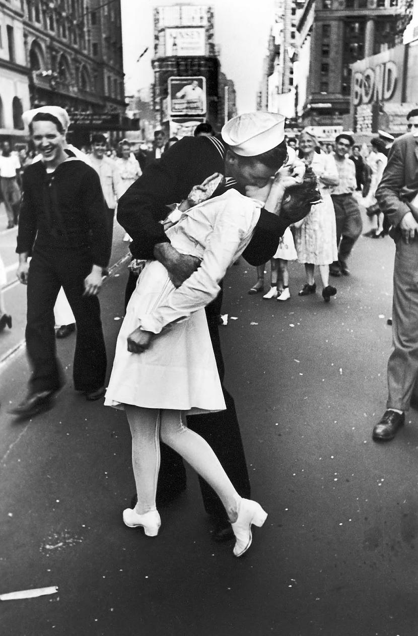 Uzvaras dienas skūpsts... Autors: Lestets No mīlestības līdz nāvei - ikoniskas fotogrāfijas | 2. daļa