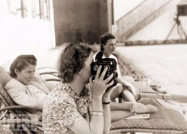 Filmējot ar 16 mm kameru 1942g... Autors: Lestets Eva Brauna - vēl neredzētas Hitlera sievas fotogrāfijas