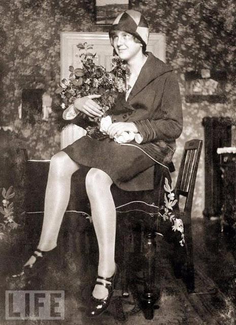 Eva savu vecāku mājā 1929g Pēc... Autors: Lestets Eva Brauna - vēl neredzētas Hitlera sievas fotogrāfijas