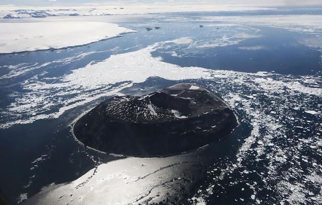 Ūdens ieskauj Brensfilda salu Autors: 100 A Lidojums virs Antarktikas, NASA operācija «Ledus Tilts»!