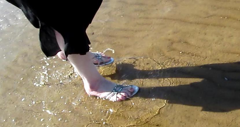 Arī man sanāca pastaigāties pa... Autors: Fosilija "Lietus sandaļu" testi: vienkāršas sandales