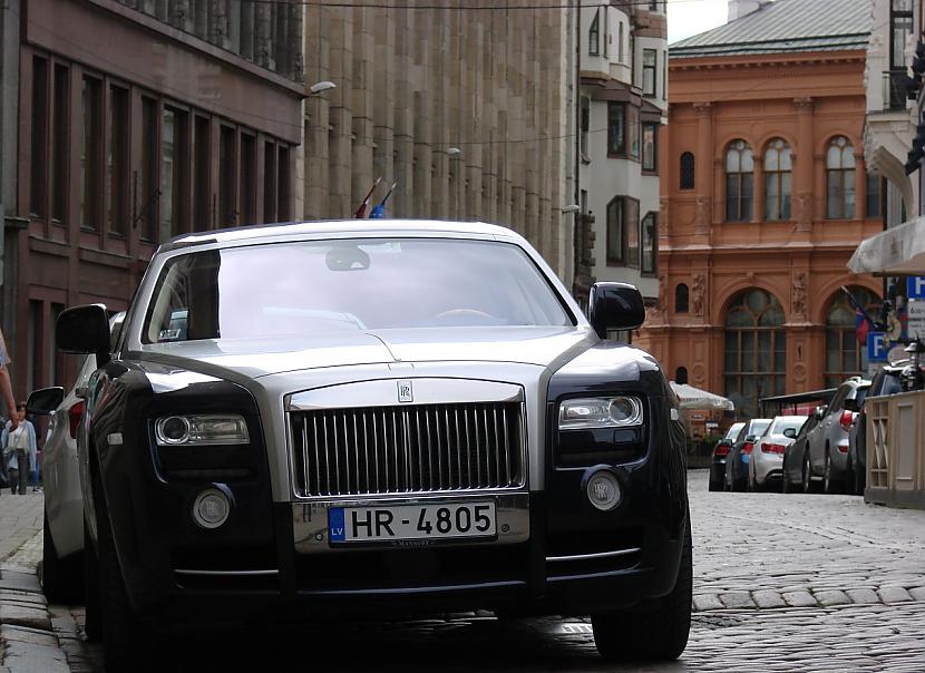  Autors: LGPZLV Rolls-Royce ar Latviešu numurzīmēm.