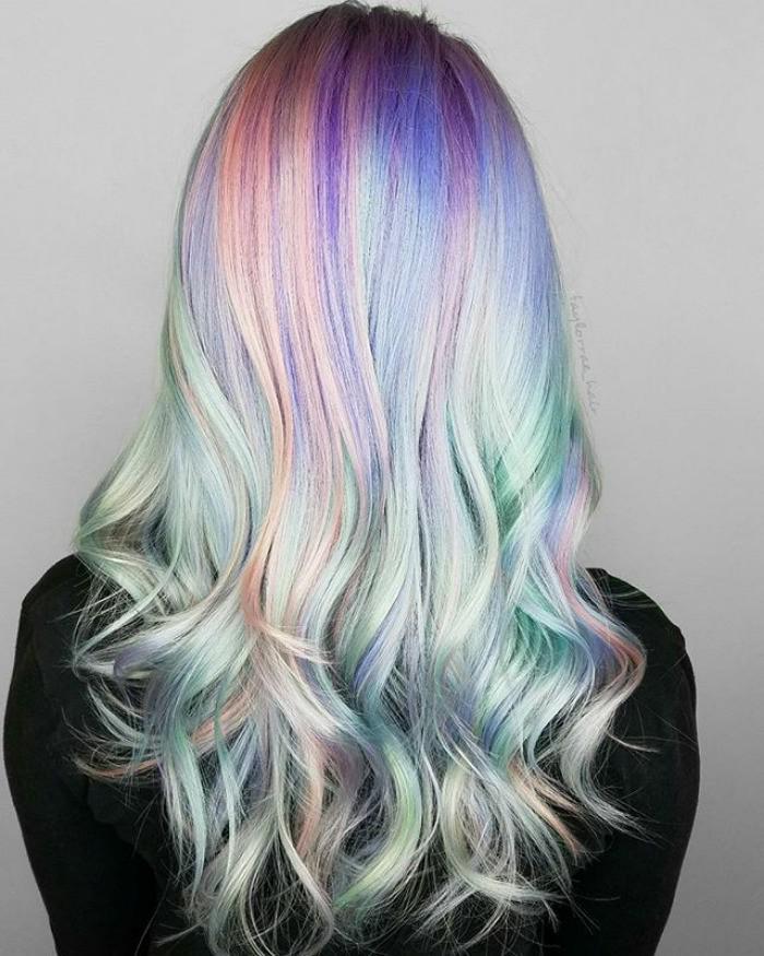  Autors: 100 A TENDENCE: Hologrāfiskais matu krāsojums. Šovasar ļoti aktuāli!