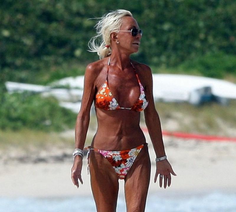 Donatella Versače Autors: starmen Slavenības, kuras šokēja fanus ar savām pludmales bildēm