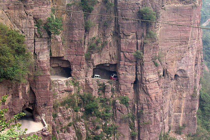 Gualingas tunelis Ķīna12 km... Autors: Lestets Bīstamākie pasaules ceļi