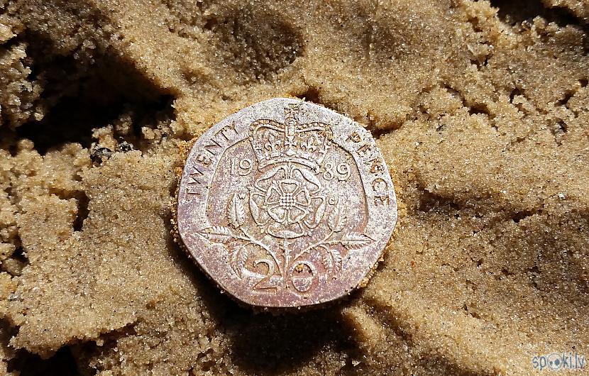 Pirmā monēta  Lielbritānijas... Autors: pyrathe Ar metāla detektoru pa pludmali 2017 (maijs)