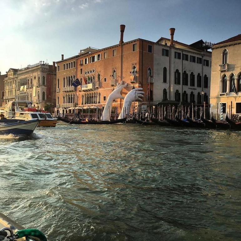 Skulptūra ar nosaukumu... Autors: 100 A Venēcijā no ūdens paceļas milzu rokas. Vēsta par nozīmīgu problēmu!