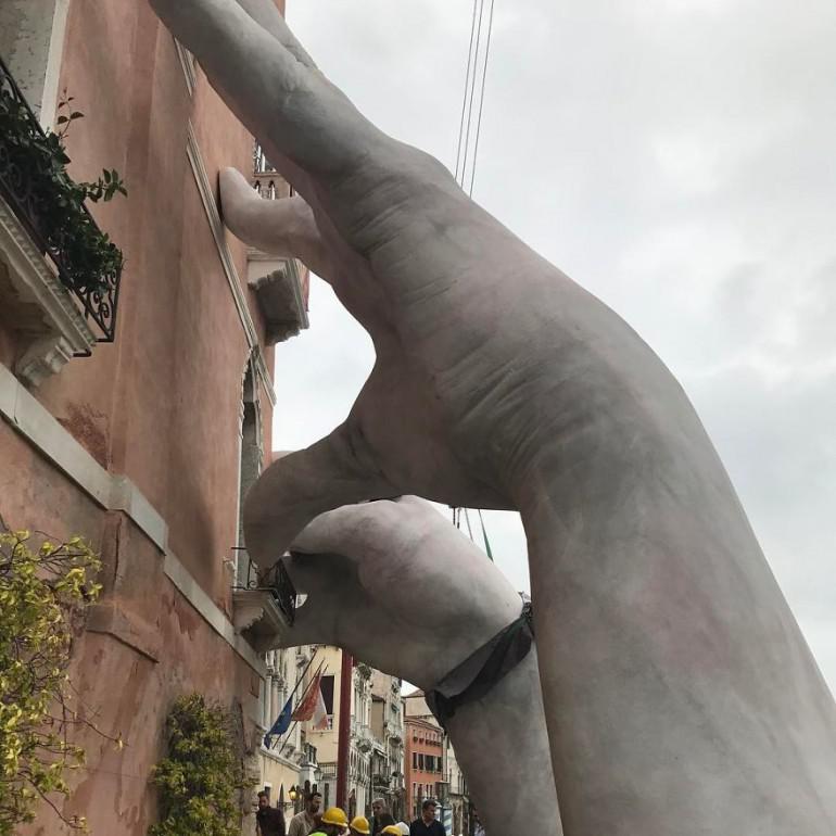 Kvinna radītās skulptūras... Autors: 100 A Venēcijā no ūdens paceļas milzu rokas. Vēsta par nozīmīgu problēmu!