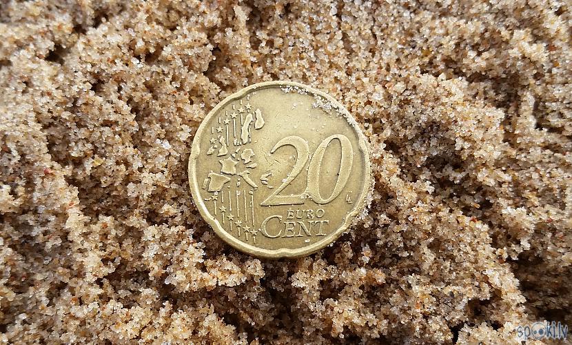 Pirmā monēta patukscaronajā... Autors: pyrathe Vakara pastaiga gar jūru ar metāla detektoru 2017