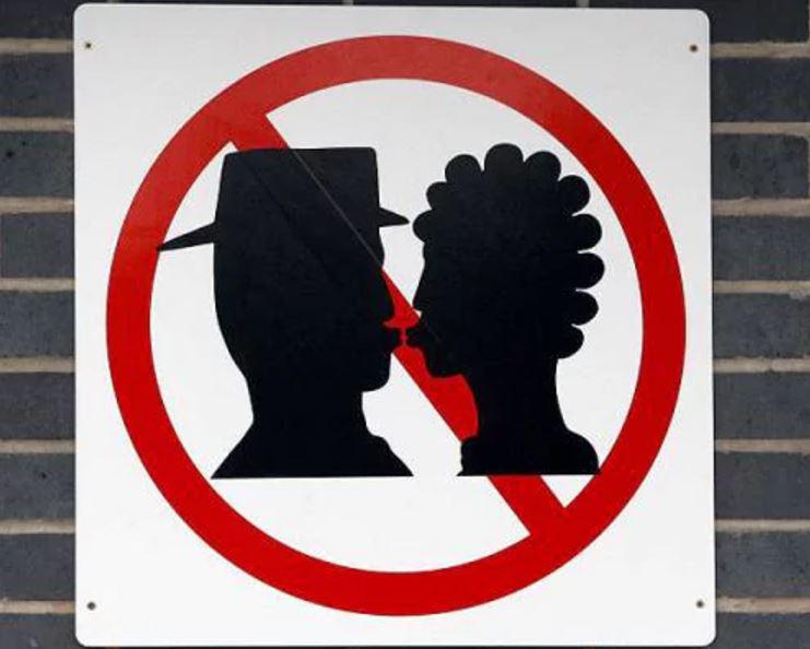 Aizliegts skūpstīties... Autors: Lestets 9 dīvaini aizliegumi
