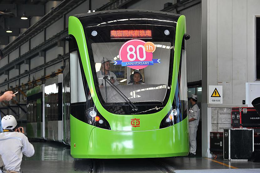 Manas domas būs scaronādas ... Autors: The Next Tech Ķīnieši parādījuši autonomu pilsētas "vilcienu", kuram nav vajadzīgas sliedes