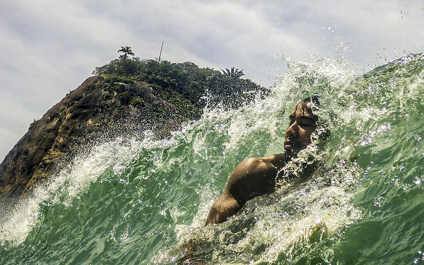 Brazīliescaronu surferis zem... Autors: Lestets National Geographic fotogrāfijas