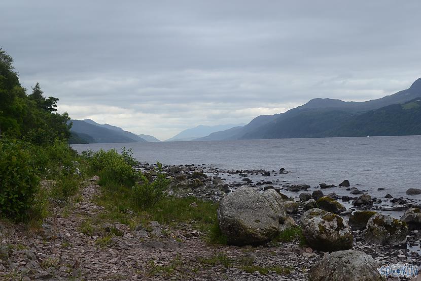 Viss ceļscaron apkārt ezeram... Autors: andris30 Skotija. Lohnesa ezers. Kalni...