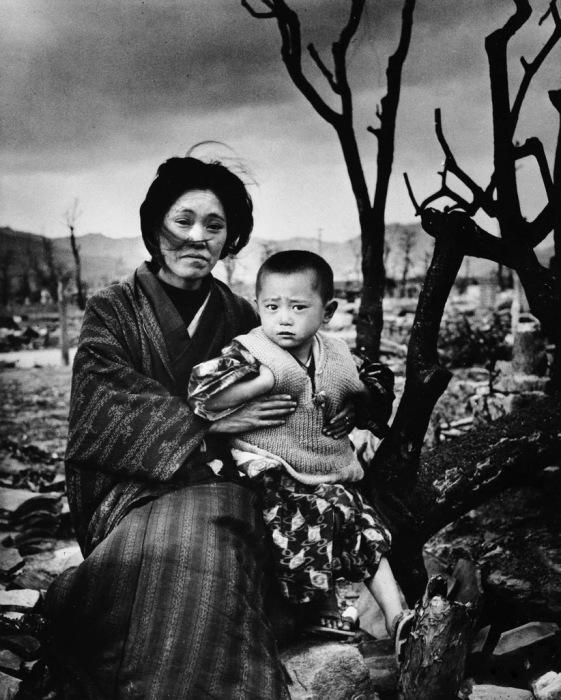 Japāņu sieviete ar savu dēlu... Autors: Lords Lanselots Šokējošas bildes no Hirosimas atomkara 1945.gadā