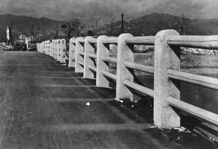 Skats uz tiltu pāri upei Ota Autors: Lords Lanselots Šokējošas bildes no Hirosimas atomkara 1945.gadā
