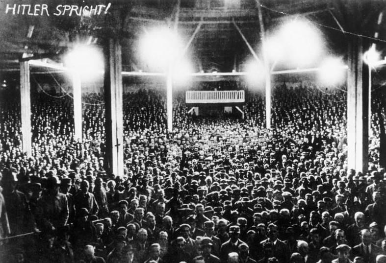 Pūlis Minhenes alus zālē pirms... Autors: Lestets Kā Hitlers uzvarēja vēlēšanās