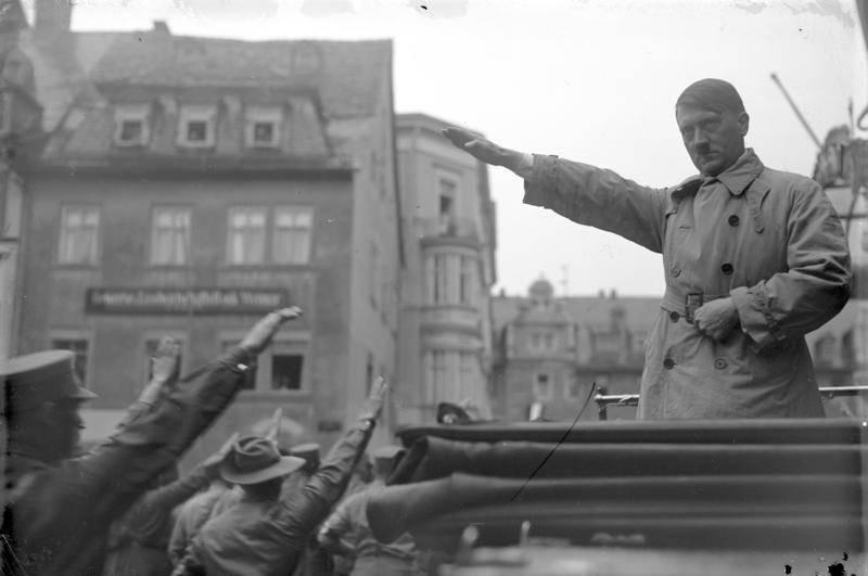 Ā Hitlers salutē viņa... Autors: Lestets Kā Hitlers uzvarēja vēlēšanās