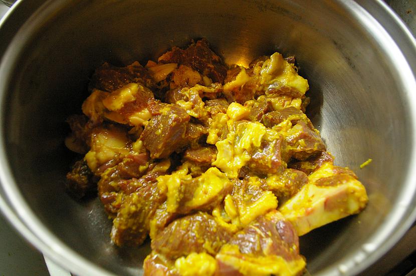 Uzkarsētā katlā liek gaļu... Autors: Cigors7 Jērs Indiešu stilā, Draudzene ēda un slavēja!