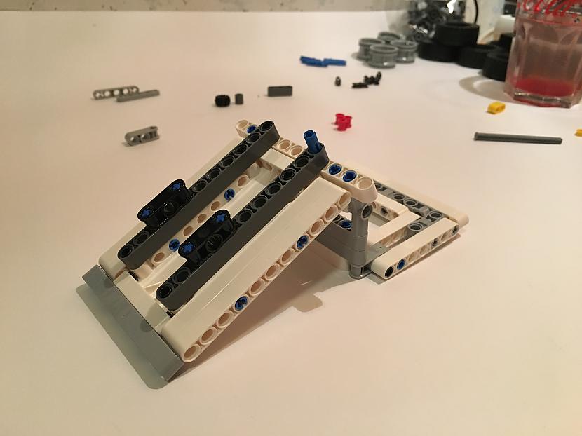 Sākam likt kravas kasti Autors: Fosilija Montējam lielāko LEGO Technic modeli – 1. daļa