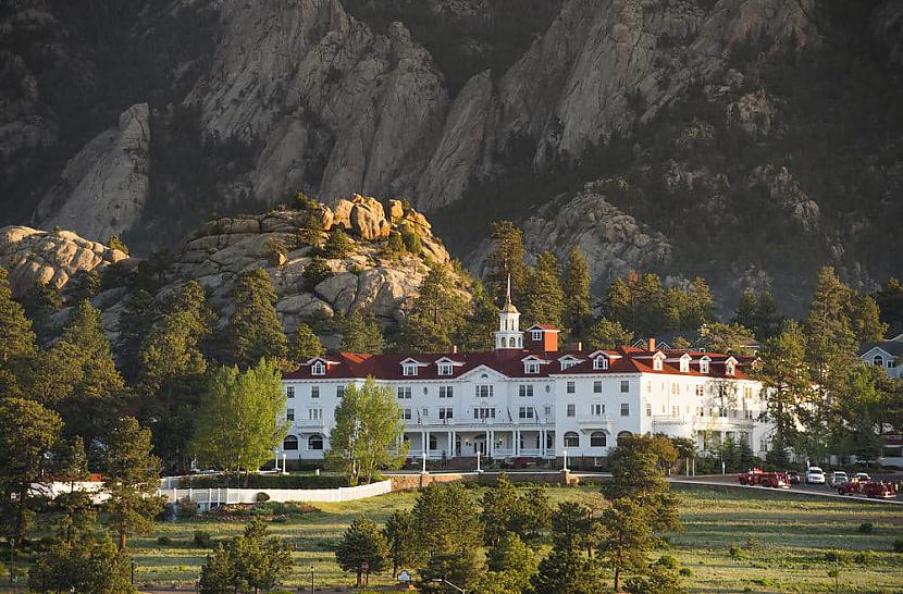 Stanley Hotel Kolorado ASV ... Autors: angelsss51 Dažas populāras viesnīcas, kuras apmeklē arī spoki