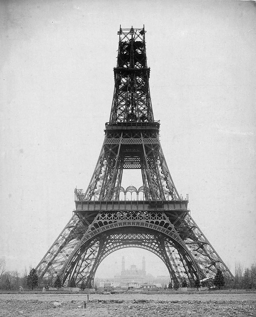 Decembris 1888 gads Autors: Mao Meow Skaties, kā Parīzē būvēja Eifeļa torni!