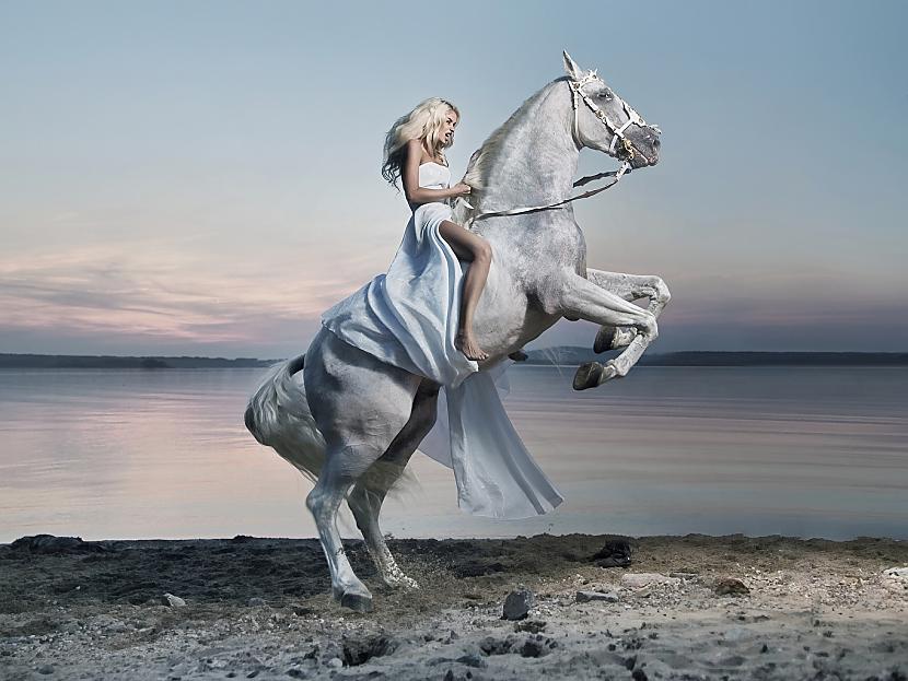  Autors: Drakonvīrs Sievietes un zirgi