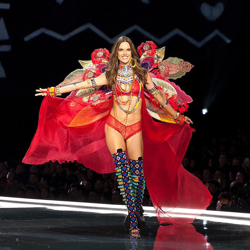 Autors: 100 A End of the era: the best outlets - Alessandra Ambrosio at the Victorias Secret