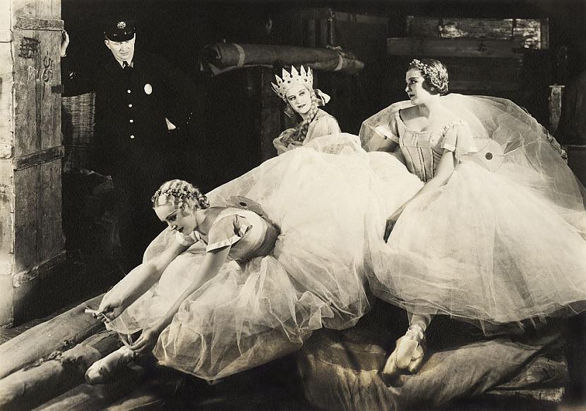  Autors: Lestets Kabarē aizkulises - burleskas dejotāju bildes no 1930. gadiem