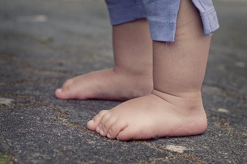 Turpat atradās arī... Autors: matilde Rīgā pieturā divgadīgs bērns - izmircis un basām kājām; mātei - 3,9 promiles