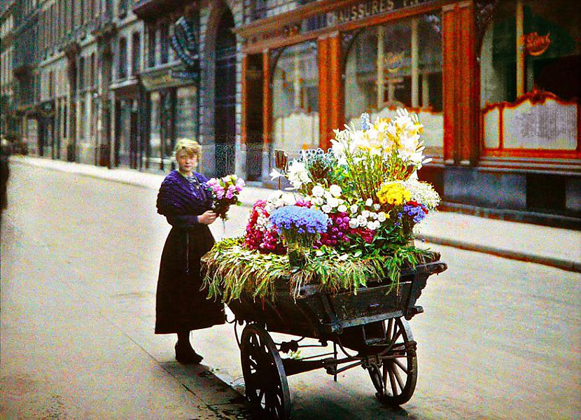 Ielu puķu tirgone Parīze 1914... Autors: Lestets Senākās krāsainās fotogrāfijas un pasaule tajās pirms 100 gadiem
