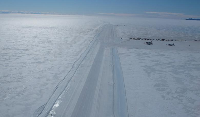 Antarktikas ledus... Autors: Bauskas Motormuzejs Neparastas pasaules lidostas! (2. daļa)