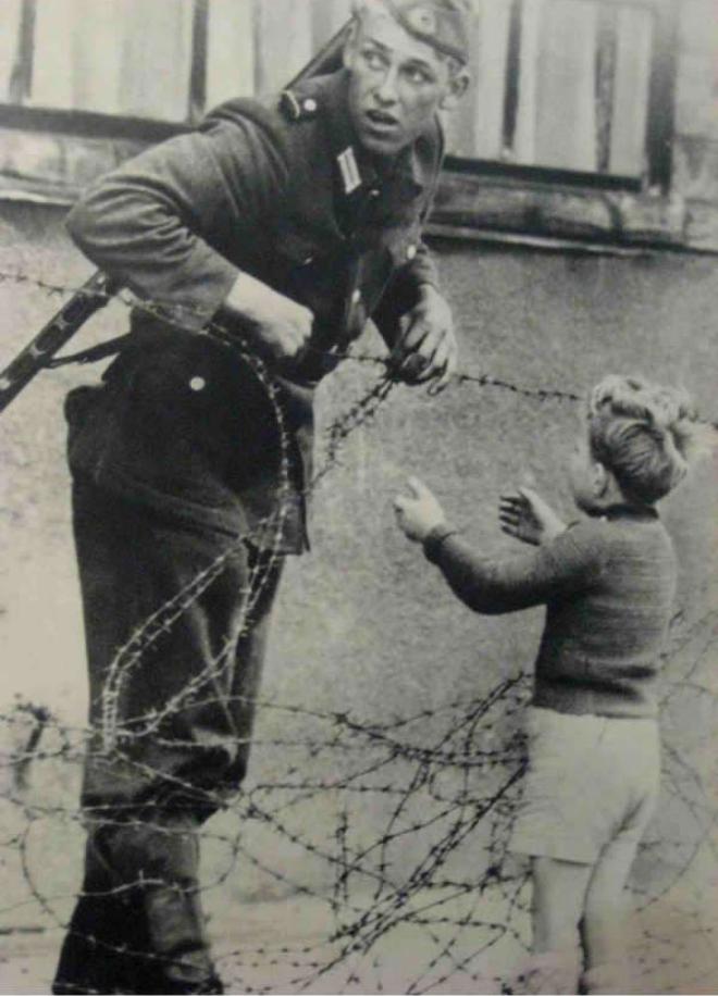Austrumvācijas karavīrs palīdz... Autors: Lestets Mums ir cerība