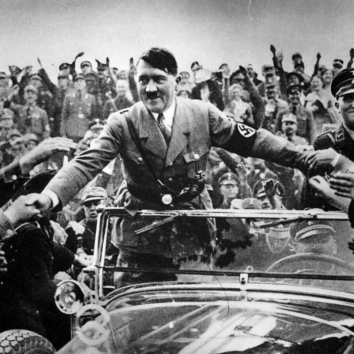 Ādolfam Hitleram viņa dzīves... Autors: Fosilija Populāra frizūra vīriešu vidū ''Izskūtā svītra''
